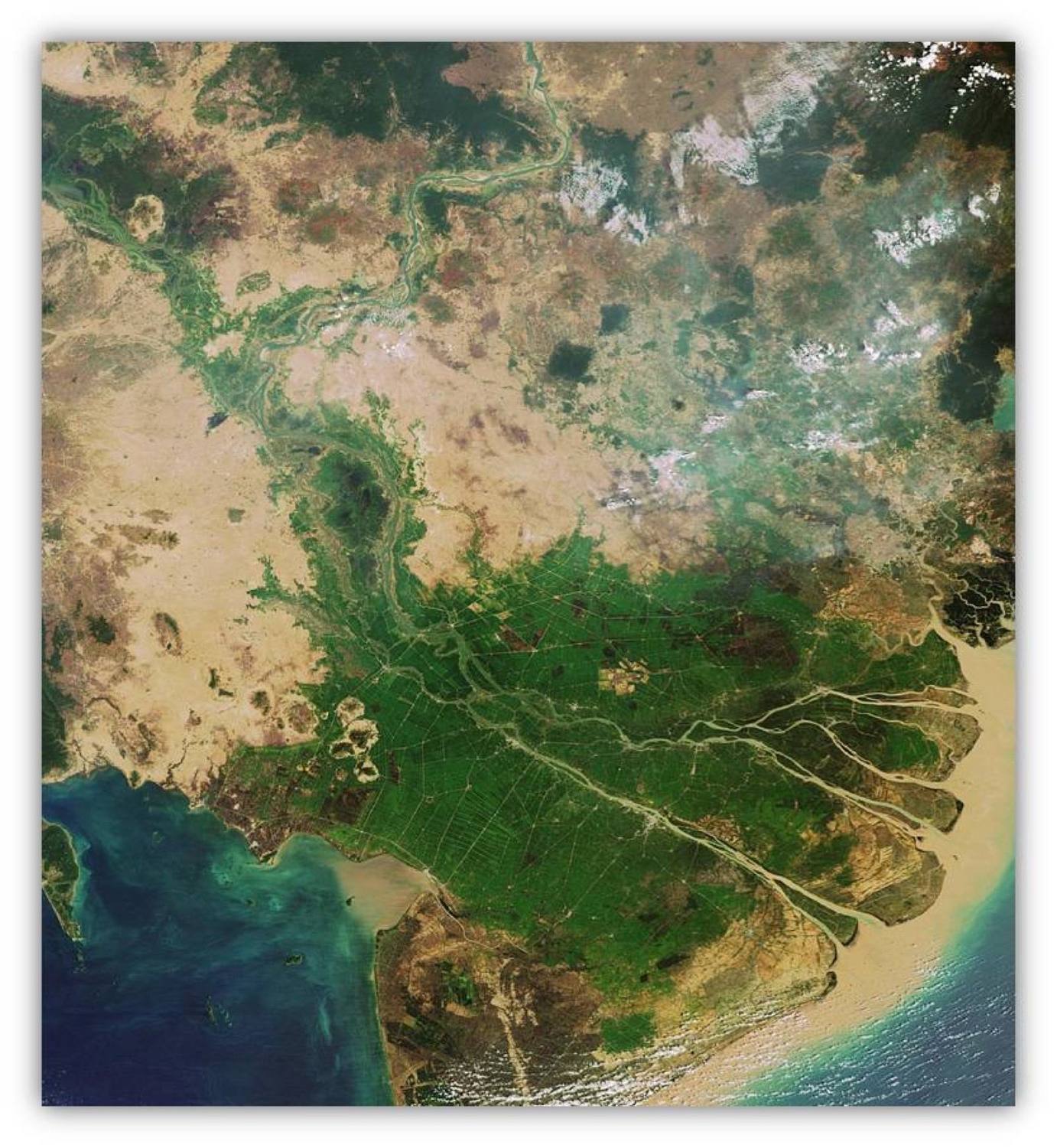 Pandangan udara rangkaian terusan merentasi Delta Mekong