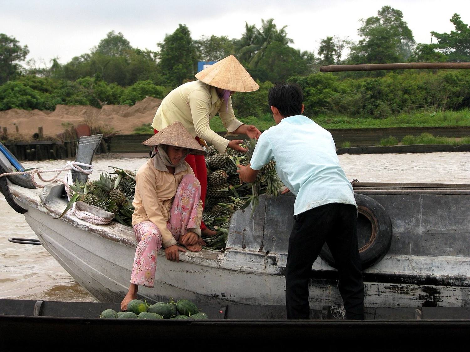 Bot berniaga sarat dengan buah-buahan di pasar terapung Delta Mekong