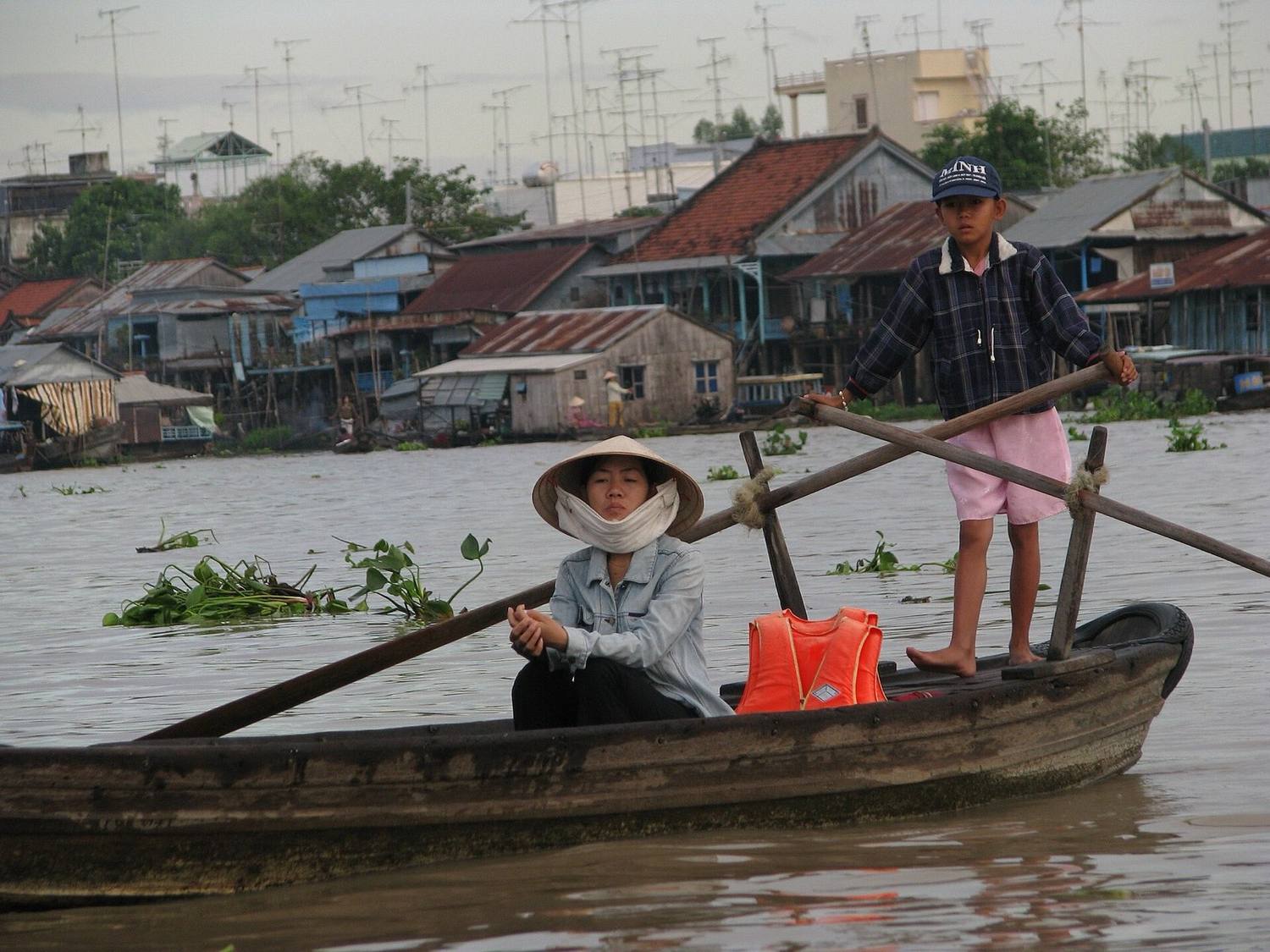 Bot kecil merentasi laluan air Delta Mekong