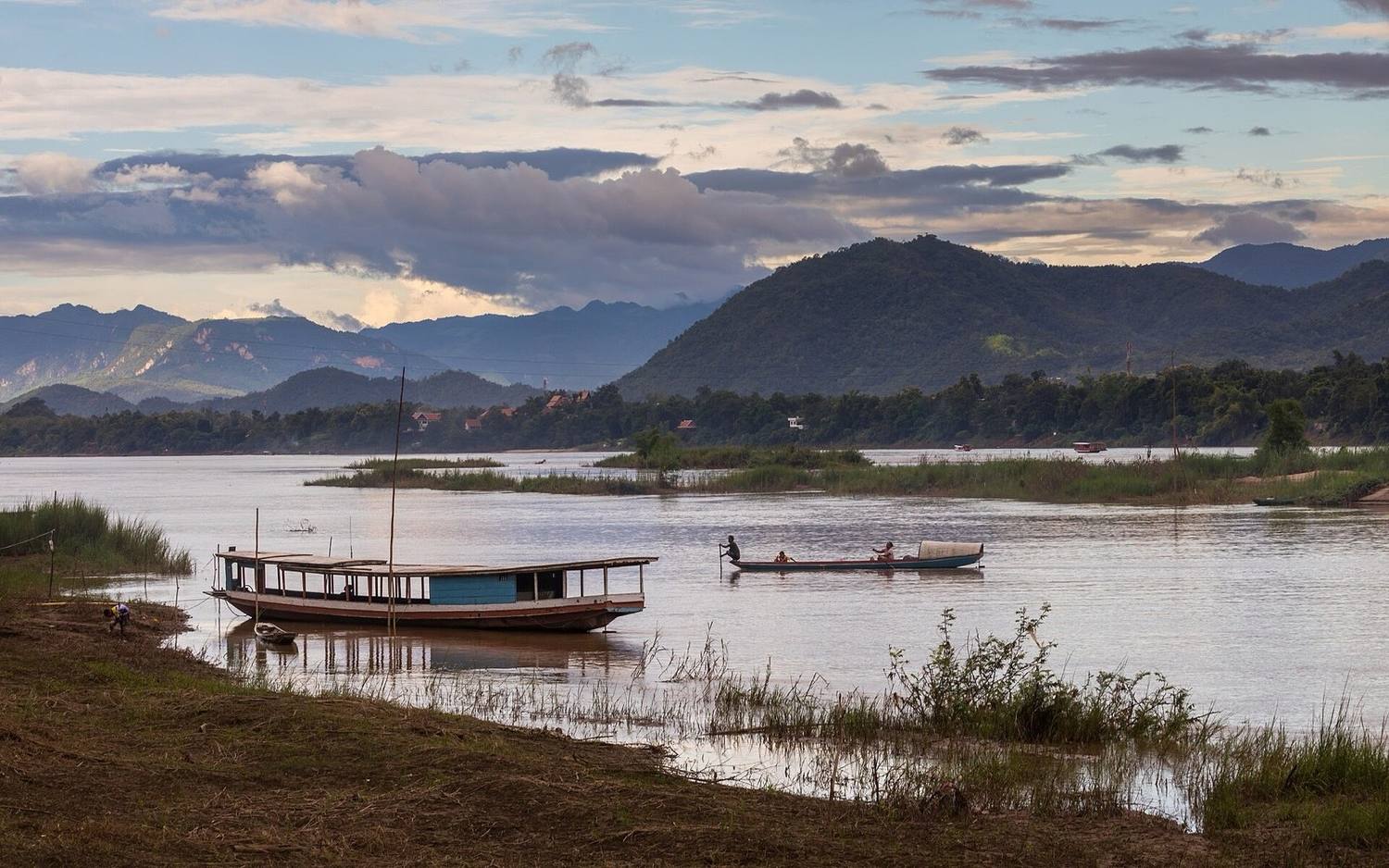 Thuyền trên sông Mekong lúc hoàng hôn gần Luang Prabang, Lào