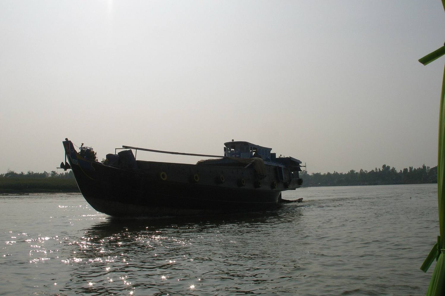 Tongkang kargo di bahagian lebar Sungai Mekong