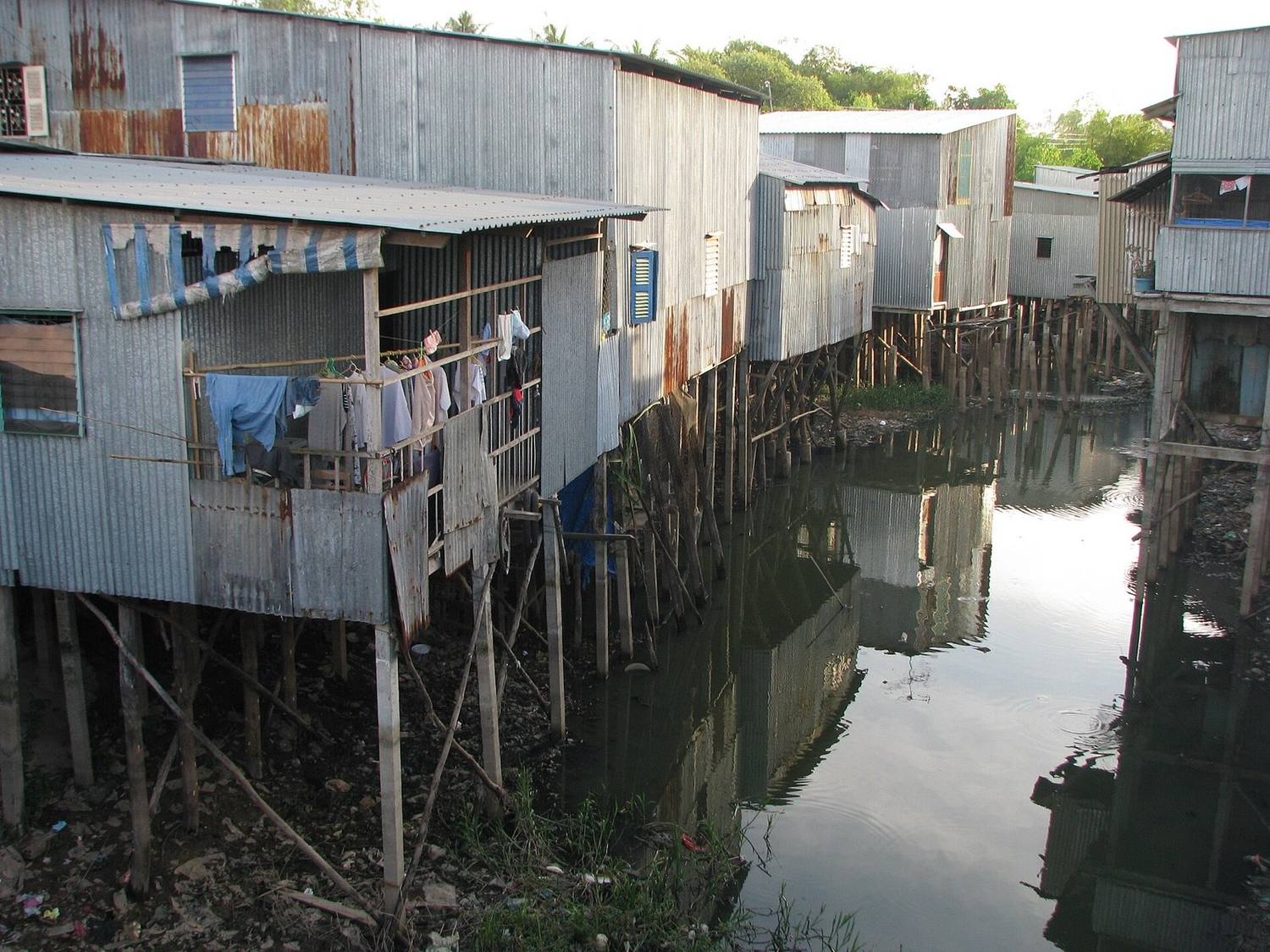 Rumah panggung di sepanjang terusan sempit Delta Mekong
