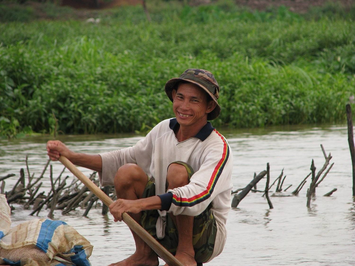 Chiếc ghe khách bằng gỗ băng qua một nhánh rộng của sông Cửu Long