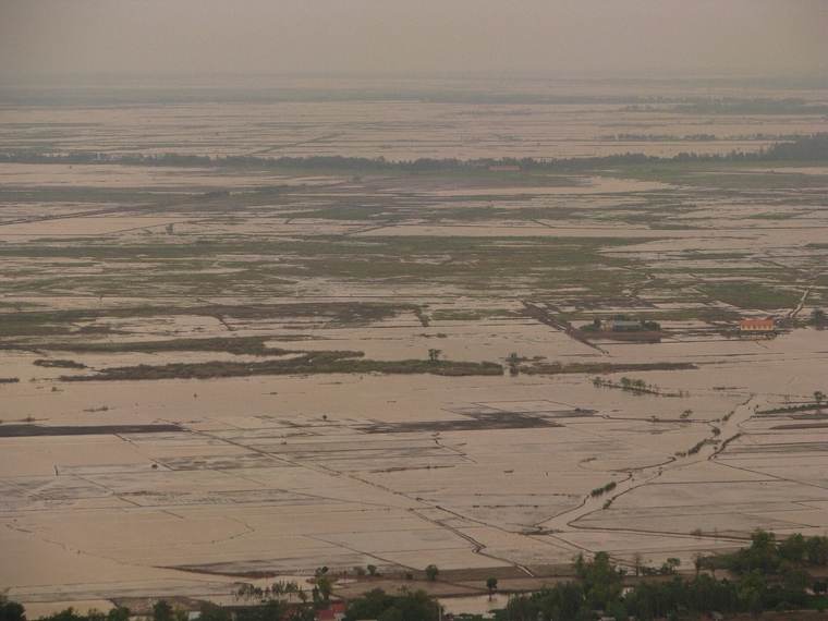Matahari terbenam di atas Delta Mekong yang luas