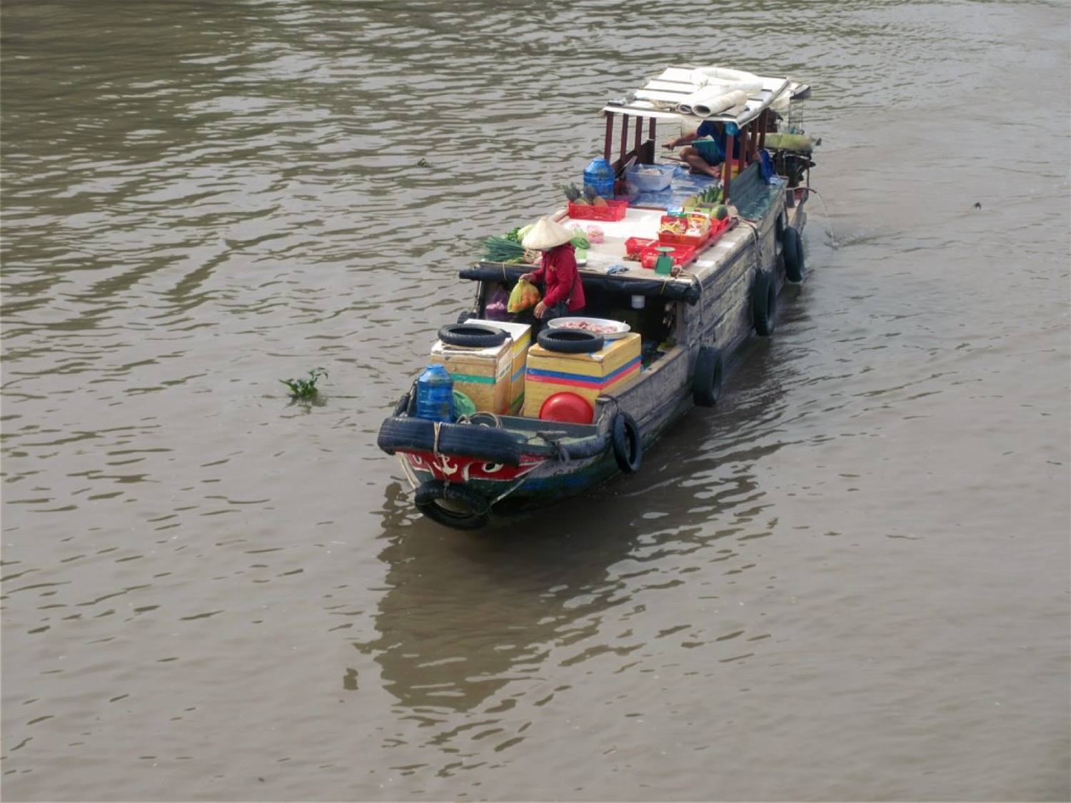 Chiếc ghe nhỏ chở đầy rau trên sông nước Miền Tây